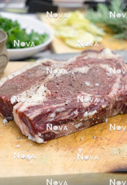 N2101273 Steak für das Grillen im Garten
