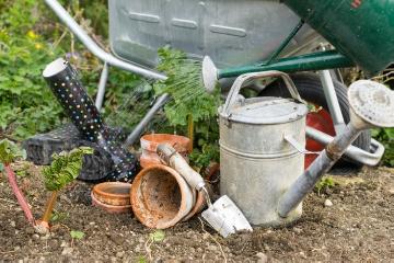 Garden tools, Gießkanne, Gießkannen, Rheum rhabarbarum, Rubber boots, Tontöpfe, watering «Tätigkeiten», wheelbarrow