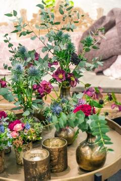 Chrysanthemum (Genus), floral arrangement, flower vase, Globe thistle (Genus), Helleborus (Genus), pincushions (Genus), Schnittblume