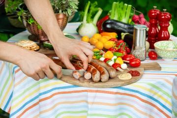 Essen, Gemüse Mischung, Gemüsegerichte, Grillen im Garten, Hand, Kräuter und Gewürze, Kräutermischung, Lifestyle, Speise - Essen