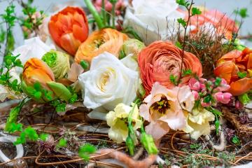 Cut Flowers, decoration, Floristry, prairie gentian (Genus), Ranunculus (Genus), Rosa (Genus)