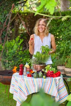 Frau, Gemüse Mischung, Grillen im Garten, Kräuter und Gewürze, Lifestyle, Speise - Essen