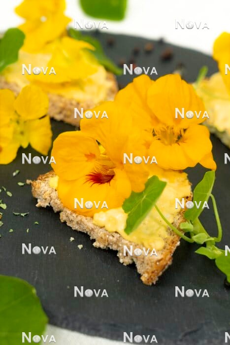 N2102409 Bread with edible flowers