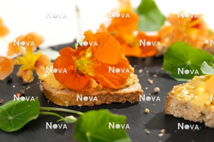 N2102422 Bread with edible flowers