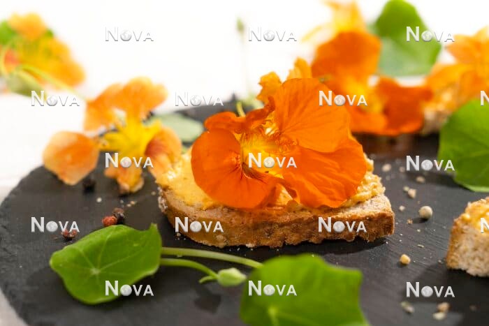 N2102423 Bread with edible flowers
