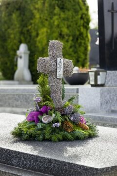Cemetery, Grab, Grabdekoration, Grave Decoration, Kreuz, pinecone, Reisig