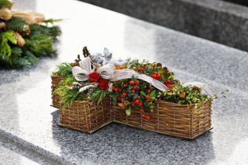 Cemetery, Grab, Grabdekoration, Grave Decoration, Kreuz, snowberry (Genus)